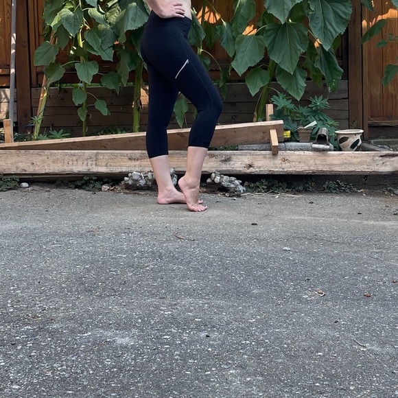 Black Capri Leggings - Picture 1 of 7